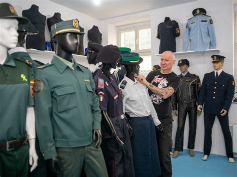 kolekcja zabytkowych mundurów strażackich w muzeum
