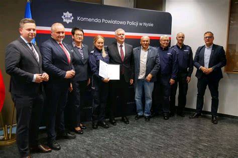Zdjęcie płonącego dachu Komendy Powiatowej Policji w Nysie podczas akcji gaśniczej