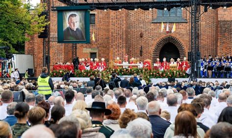 Zgromadzeni wierni podczas pogrzebu księdza Franciszka Janczego w Jawiszowicach