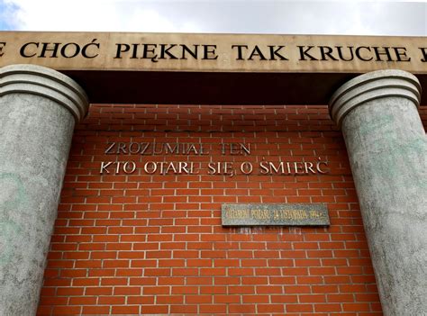 Pomnik upamiętniający ofiary pożaru Hali Stoczni Gdańskiej z cytatem z piosenki 