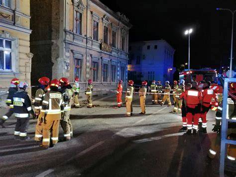 Zdjęcie z przeprowadzonych ćwiczeń ratowniczo-gaśniczych przy budynku komendy