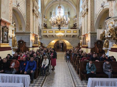 Uczestnicy mszy świętej w kościele podczas Zaduszek Strażackich