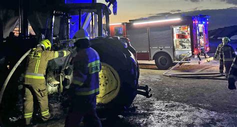 Pożar ciągnika rolniczego gaszony przez strażaków OSP w Rembieszycach