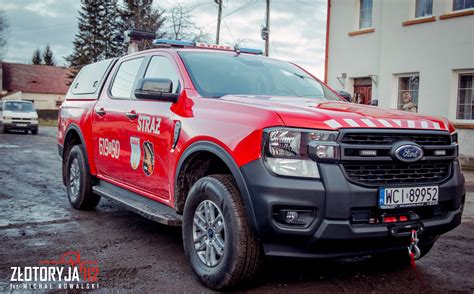 Fotografia nowego wozu strażackiego Ford Ranger na służbie OSP