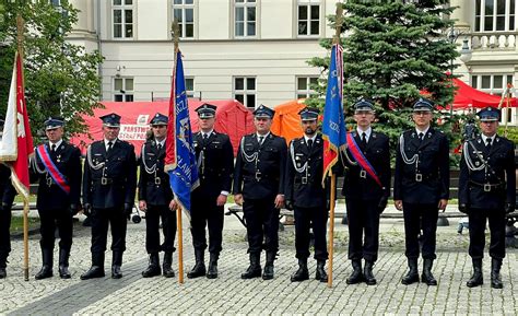poczet sztandarowy OSP podczas uroczystości patriotycznych w Rzgowie