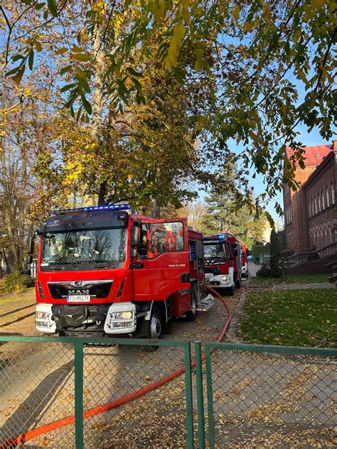 Zdjęcie przedstawiające akcję gaśniczą straży pożarnej w opuszczonym budynku w Krasiejowie