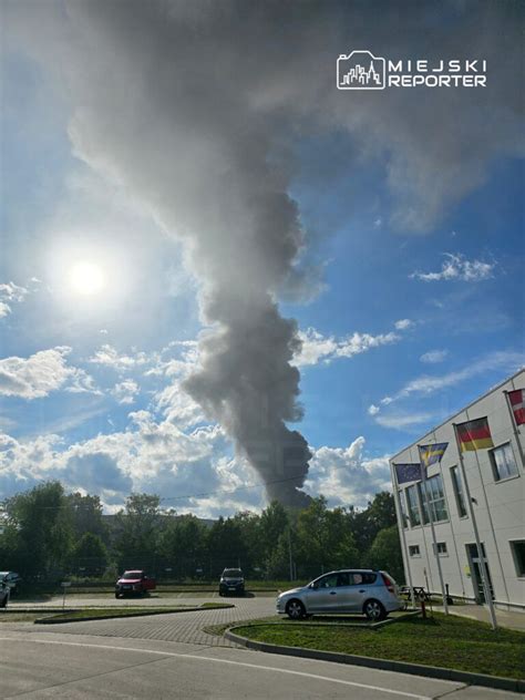 Zdjęcie przedstawiające gęstą chmurę dymu unoszącą się nad Rzymem, widoczną z daleka