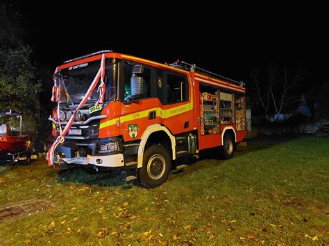 Stary wóz strażacki OSP Żerocin na tle remizy