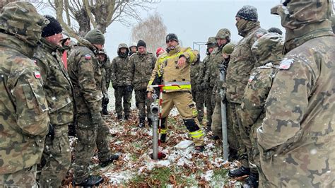 Strażacy podczas ćwiczeń ewakuacyjnych z budynku policji