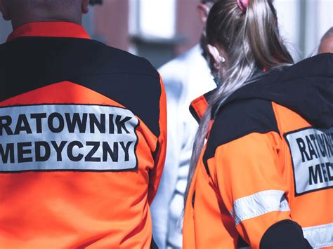 Zespoły ratownictwa na miejscu zdarzenia - strażacy i ratownicy medyczni współpracujący
