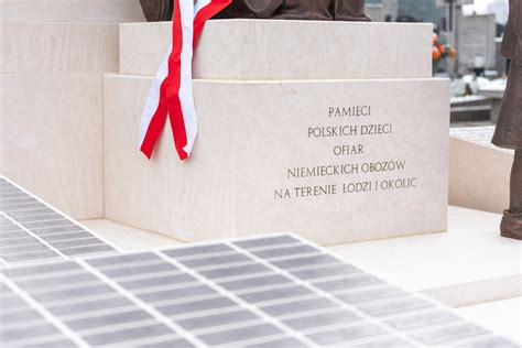 Zdjęcie pomnika nagrobnego dzieci ofiar pożaru w Gliwicach