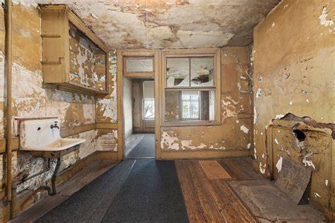Photo of the current state of the abandoned tenement houses at Chrobrego street