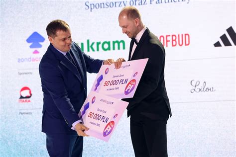 Łukasz Kułaga odbierający nagrodę sportową