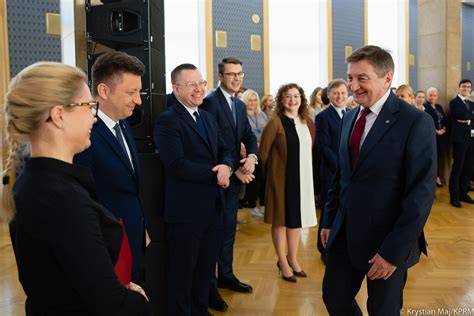 Zdjęcie wejścia do Kancelarii Prezesa Rady Ministrów w Al. Ujazdowskich