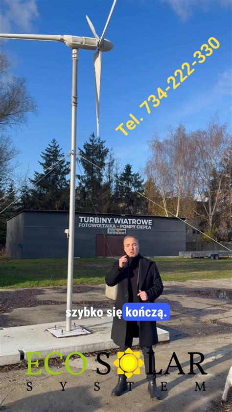 Zdjęcie przedstawiające płonącą turbinę wiatrową lub akcję zabezpieczenia terenu