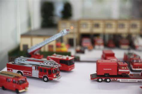 Zabawki - różne modele wozów strażackich, od drewnianych po zdalnie sterowane