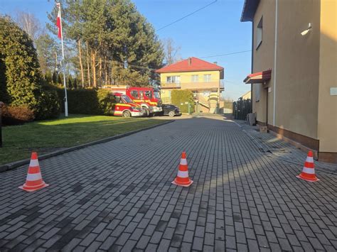 Historyczne zdjęcie strażaków OSP Komadzyn lub zabytkowej remizy