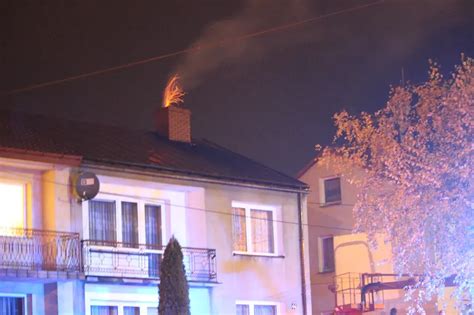 zdjęcie dymiącego komina, z którego wydobywają się iskry