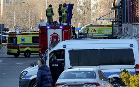 Zdjęcie miejsca zdarzenia przy budynku mieszkalnym na warszawskim Grochowie