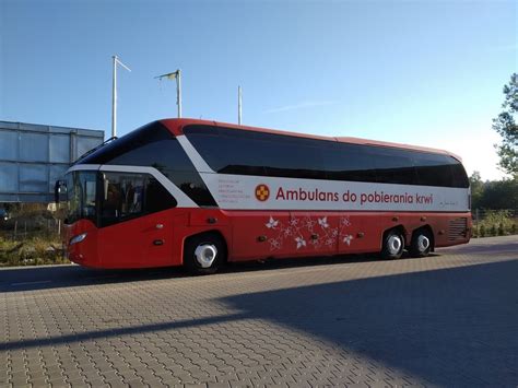 ambulans krwiodawstwa na parkingu przy muzeum ognia