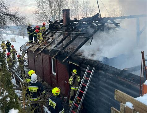 Zdjęcie płonącego drewnianego domu mieszkalnego w Dydni