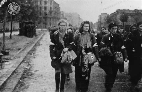 Historyczne zdjęcie kobiet w mundurach strażackich lub samarytańskich