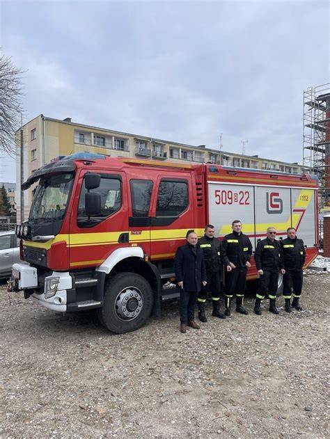 Strażacy z OSP Proszowa przy swoim nowym wozie Renault S 180 CAMIVA