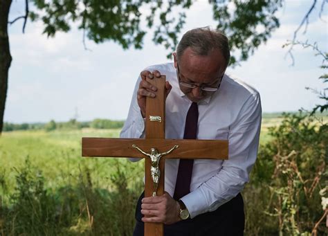 Symboliczny krzyż w miejscu pamięci