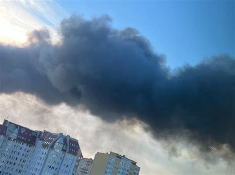 Zdjecie dymu unoszącego się nad placem budowy we Wrocławiu