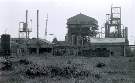 Zniszczona fabryka Union Carbide w Bhopalu po katastrofie
