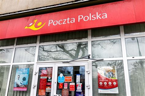 Zdjęcie spalonych samochodów Poczty Polskiej na parkingu