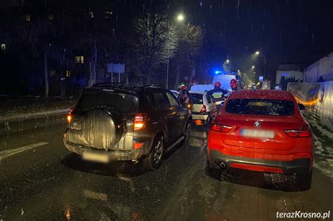 Zdjęcie spalonych samochodów dostawczych na ulicy Krakowskiej