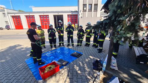 Strażacy OSP Zalesice podczas dezynfekcji budynków użyteczności publicznej w ramach walki z COVID-19