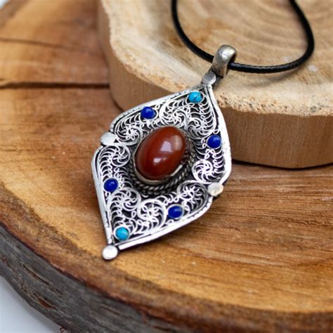 amulet lub biżuteria z symbolem ognia