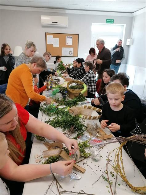 Dzieci podczas warsztatów tworzenia dekoracji wielkanocnych