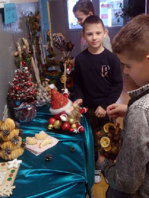 Stoiska z rękodziełem podczas kiermaszu charytatywnego