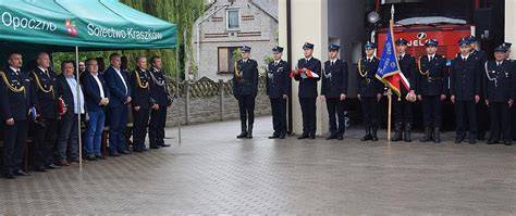 Zdjęcie z uroczystości otwarcia strażnicy OSP i świetlicy wiejskiej w Starych Żdżarach z widocznymi gośćmi i mieszkańcami