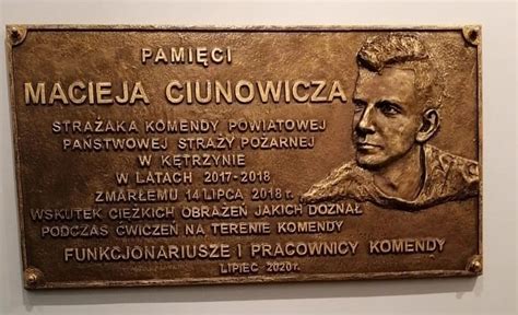 zdjęcie tablicy poświęconej pamięci Macieja Ciunowicza w Kętrzynie