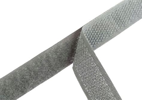 Zbliżenie na zapięcie na rzep w papciach Befado, pokazujące łatwość regulacji