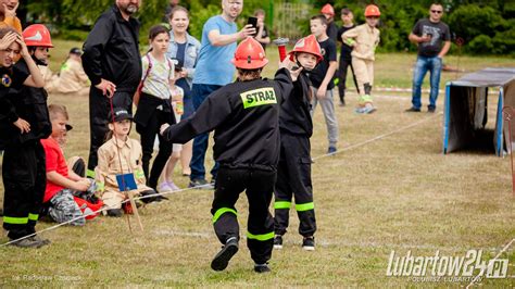 zdjęcie rodzinnej zabawy podczas zawodów strażackich