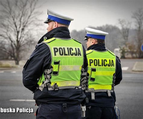 Zdjecie policjantów przy płonącym kiosku