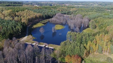 Zdjęcie przedstawiające starą świetlicę strażacką lub budowę zbiornika wodnego w Sobótce