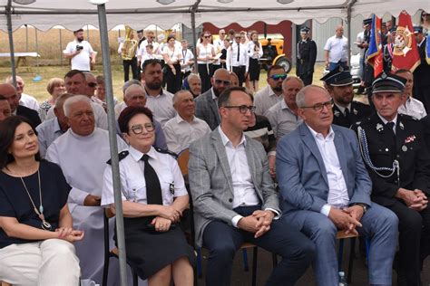 Fotografia z uroczystości 100-lecia OSP Sobótka z pocztami sztandarowymi
