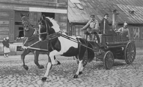 Archiwalne zdjęcie: Wyjazd Warszawskiej Straży Ogniowej w 1925 r.