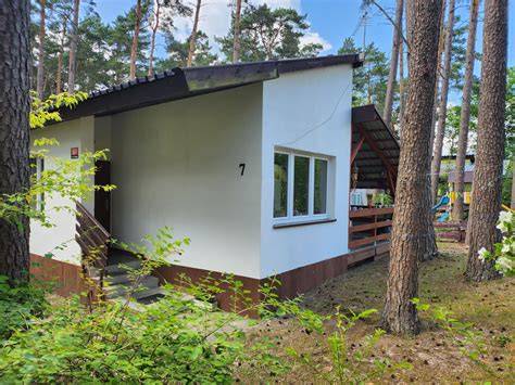 zdjęcie domków letniskowych nad Jeziorem Solińskim zimą