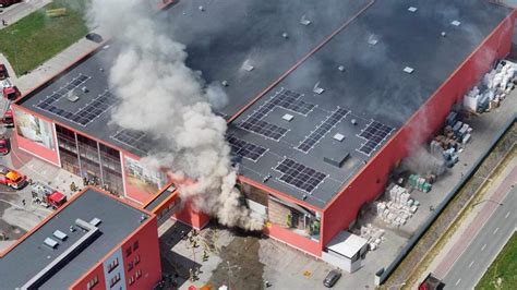 Ilustracja przedstawiająca pałac Summerhall, z którego unosi się dym po pożarze.