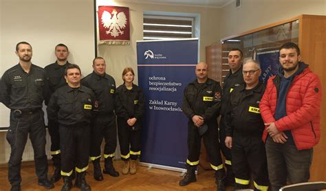 Strażacy OSP prowadzący prelekcję na temat prewencji pożarowej dla lokalnej społeczności