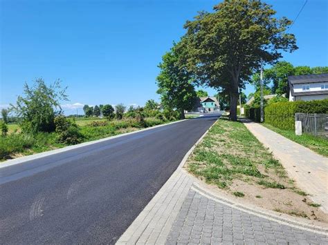 Remont drogi gminnej z widoczną nową nawierzchnią i chodnikiem