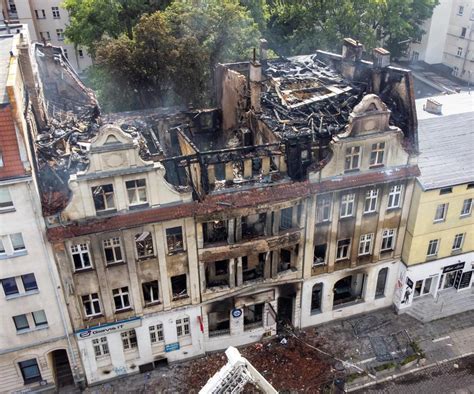 Widok na spaloną kamienicę w Poznaniu po tragedii