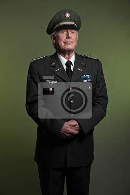 Portret strażaka Arkadiusza Makowskiego w mundurze